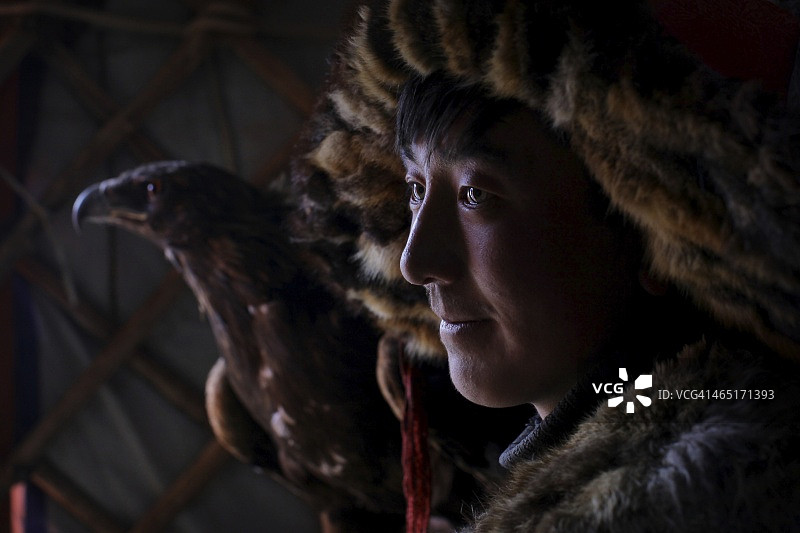 哈萨克族金雕猎人与金雕肖像图片素材