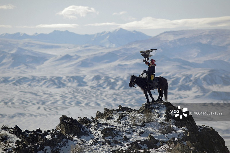 山顶上的金雕猎人图片素材