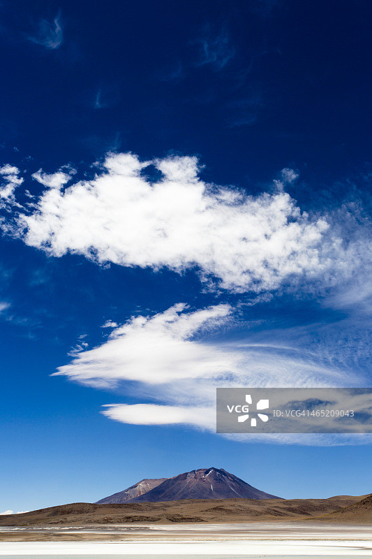 查尔维里盐沼的布兰卡湖与内利山图片素材