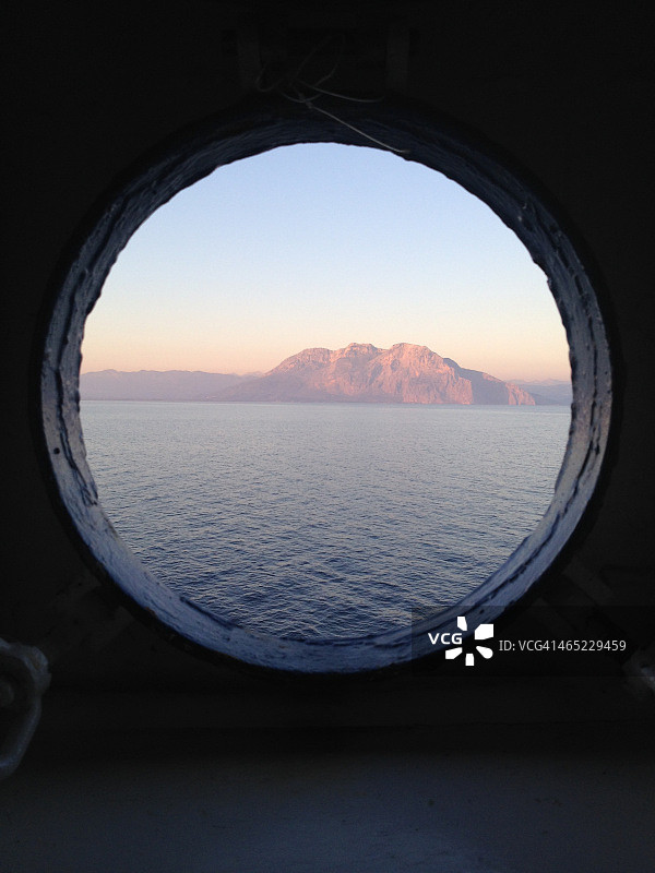 科林斯运河外的舷窗图片素材