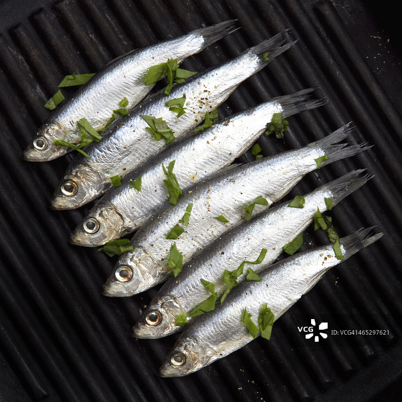 烤架上的新鲜鲱鱼图片素材