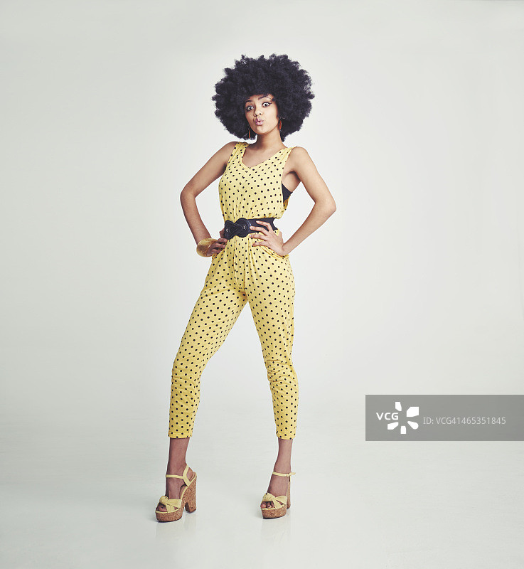 她看起来很时髦！图片素材