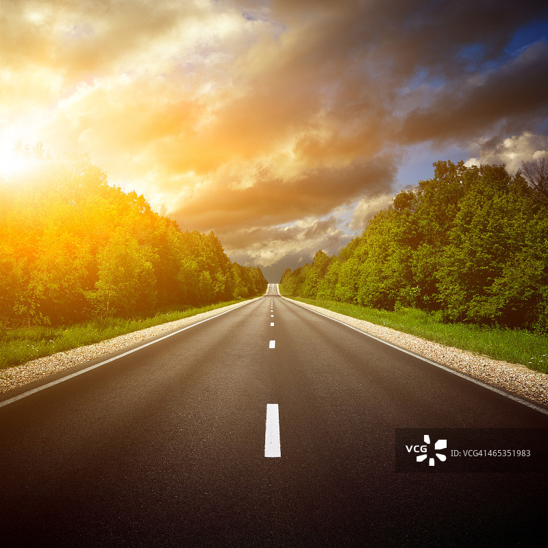 乡村公路：前进的道路图片素材