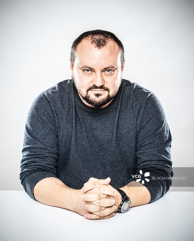 波兰男人办公桌肖像图片素材