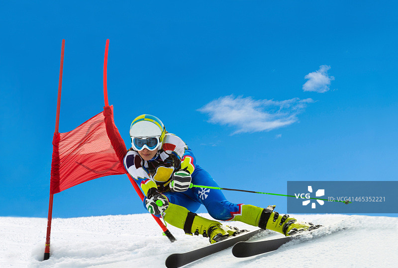 参加大回转比赛的女子滑雪运动员图片素材