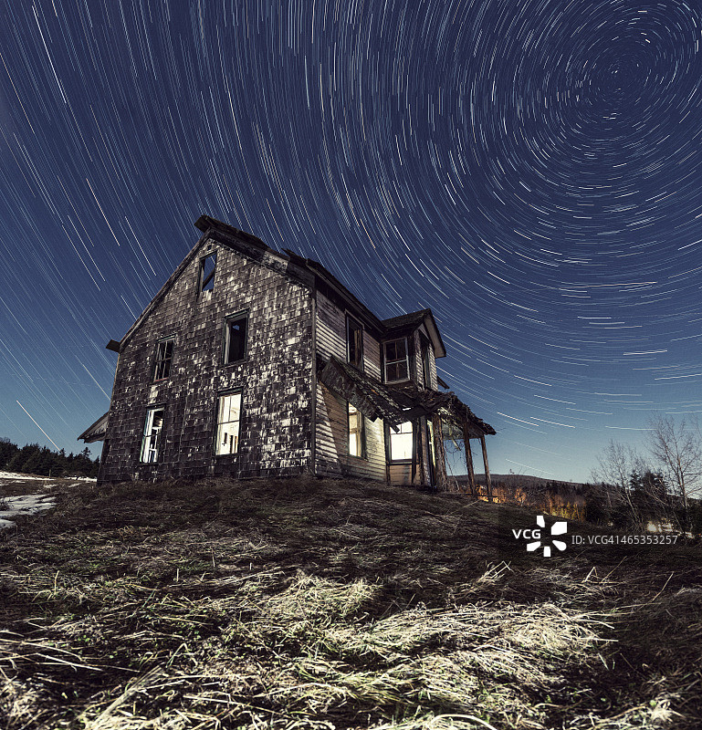 新斯科舍省夜晚的废弃农舍图片素材