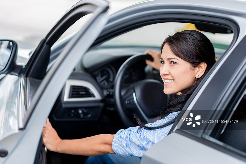 开车的女人图片素材
