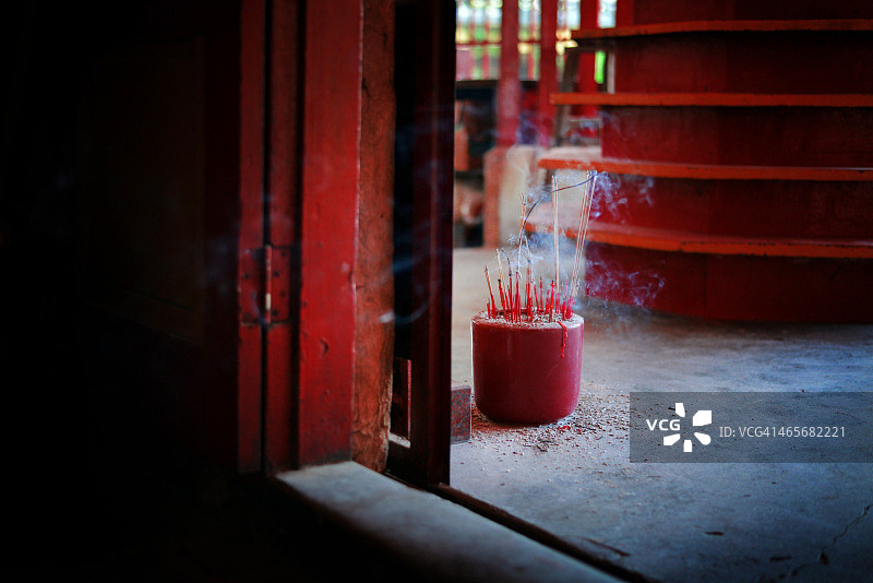 手持香烛的土地神图片素材