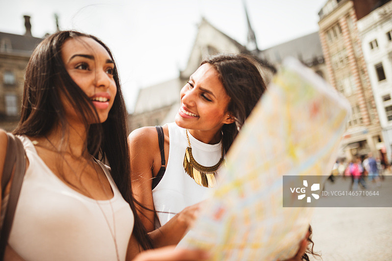 游客情侣在城市里看地图图片素材