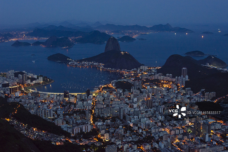 博塔弗戈湾的甜面包山和城市景观图片素材