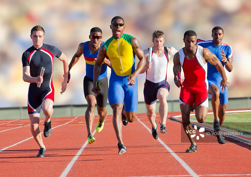 六名在赛道上跑步的运动员图片素材