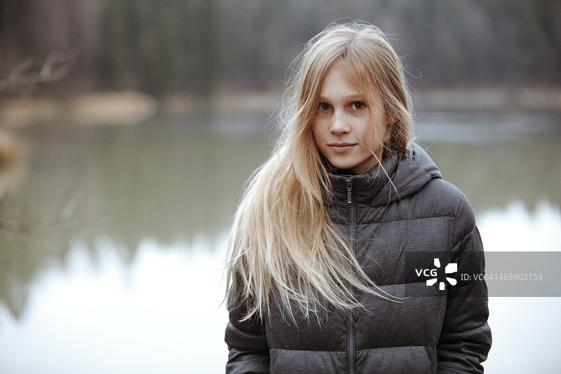 湖边的可爱女孩图片素材