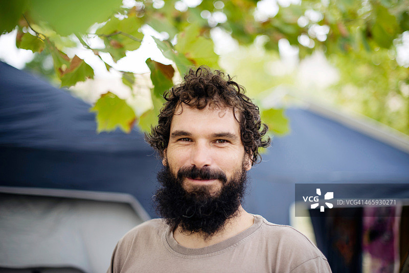 户外微笑的男人肖像图片素材