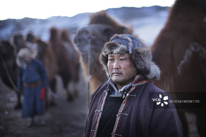 戈壁沙漠中的游牧骆驼牧民图片素材