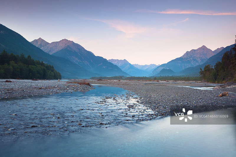 奥地利蒂罗尔州莱希河的晨光图片素材