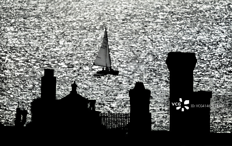 信标山的烟囱和帆船图片素材