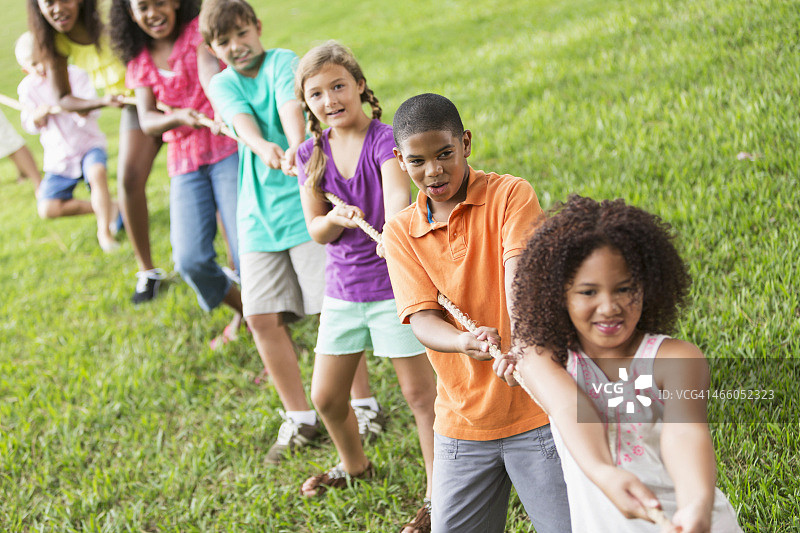 孩子们玩拔河比赛图片素材