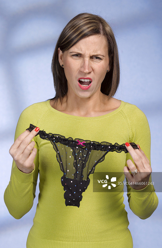 生气的妻子拿着内裤图片素材