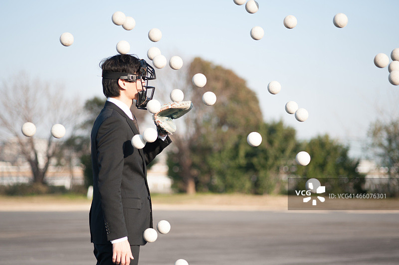 穿着西装的男人与多个球图片素材