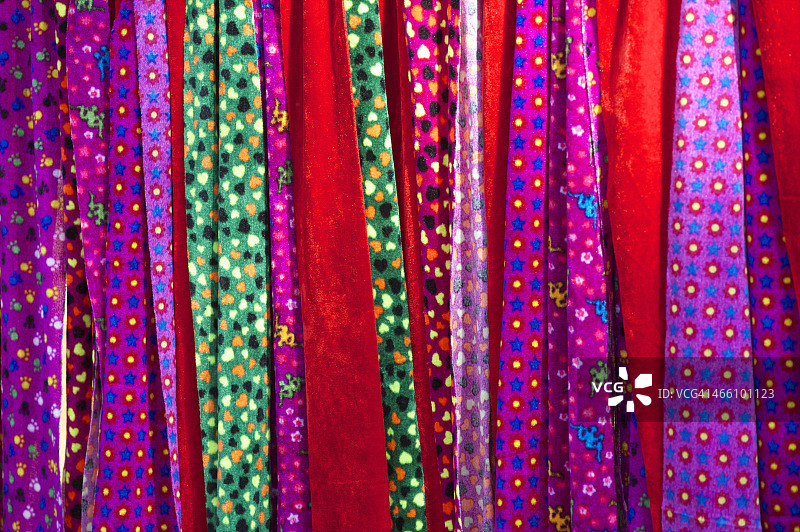 越南 Can Cau 民族服装中使用的鲜艳面料图片素材