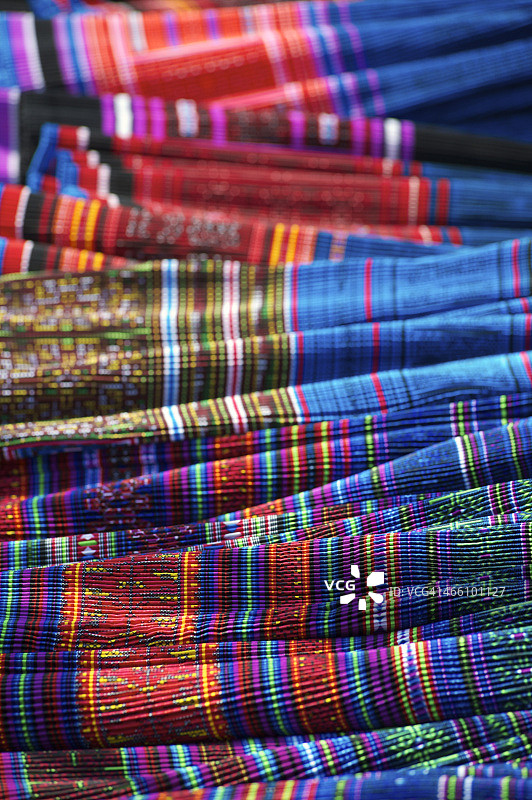 来自甘谷苗族市场的苗族裙子面料图片素材