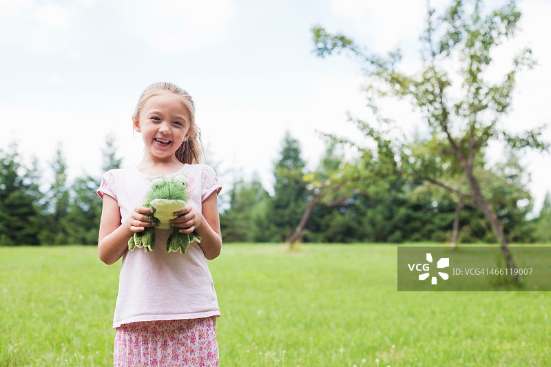 户外女孩与软玩具图片素材