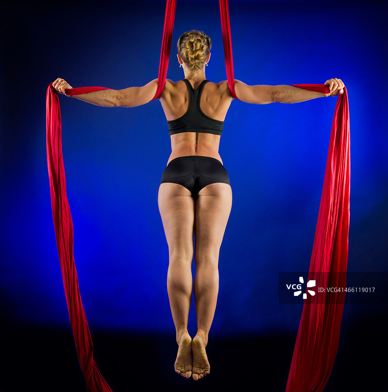 表演杂技的女人图片素材