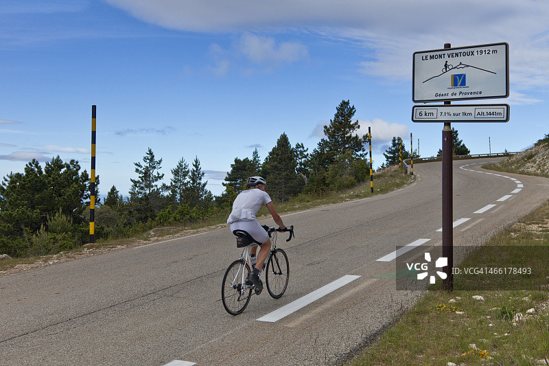 骑行在旺图山的业余自行车手图片素材