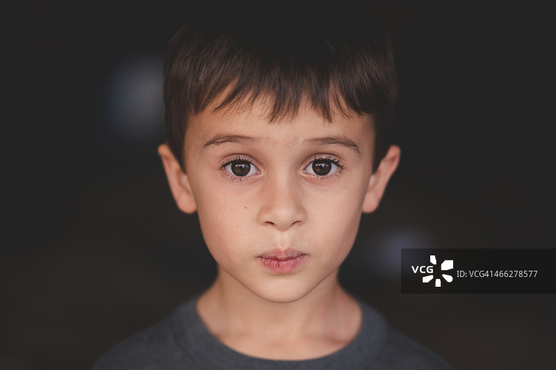 严肃的男孩图片素材