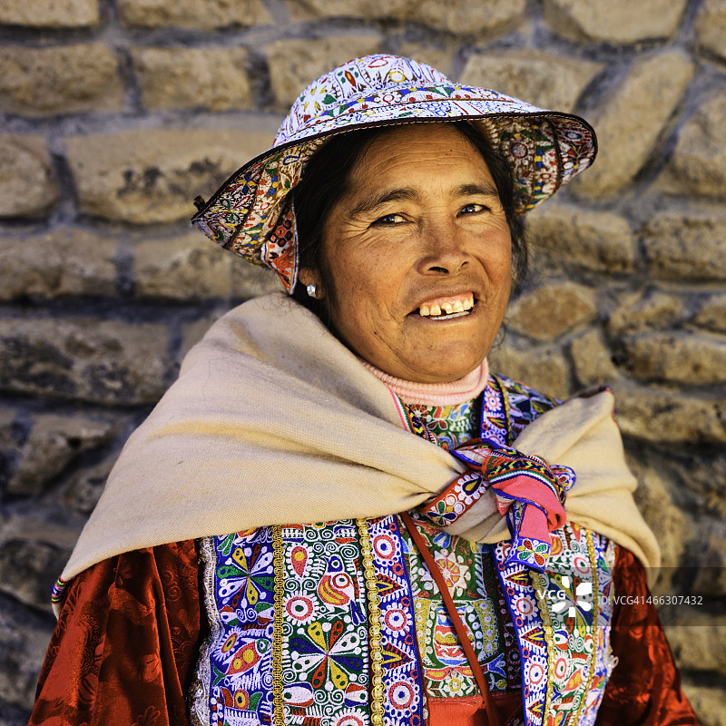 身穿民族服装的秘鲁妇女，秘鲁奇瓦伊图片素材