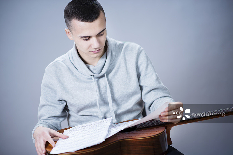 根据乐谱弹奏古典吉他图片素材