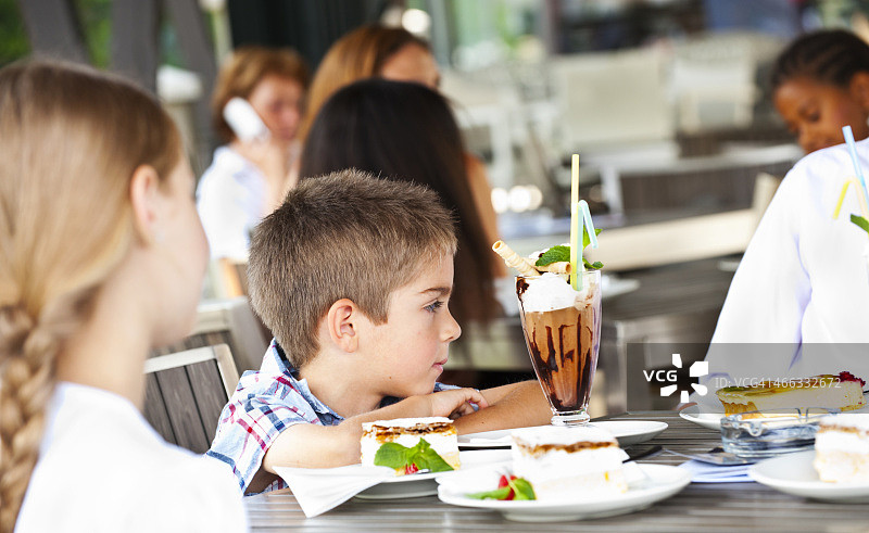 孩子们享用圣代冰淇淋和糕点图片素材