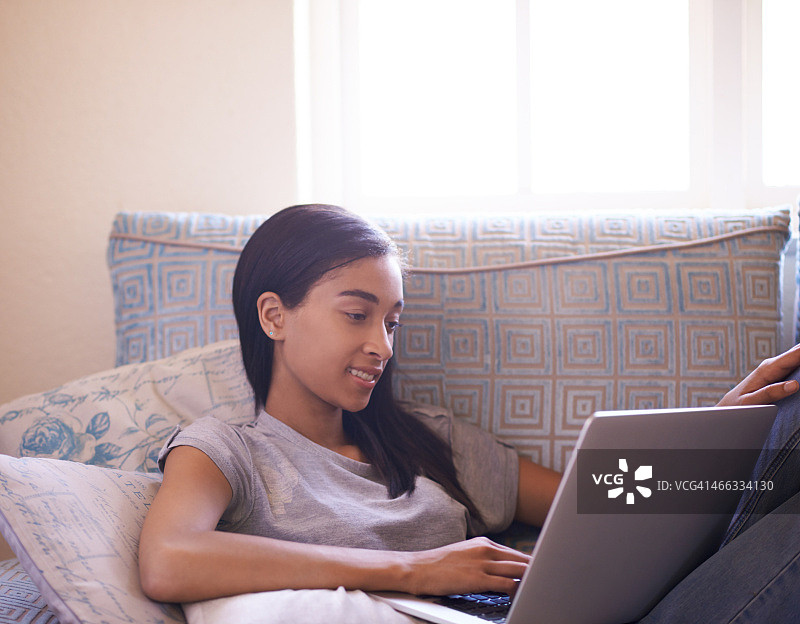 沙发上的在线时光图片素材