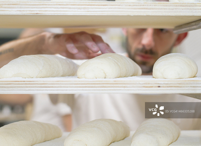 面包师检查面包面团图片素材