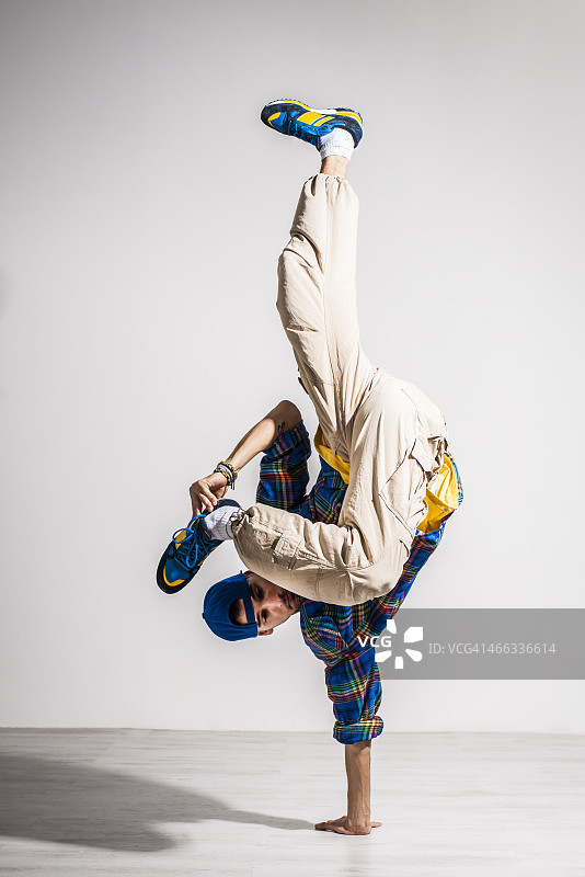 年轻的男舞蹈演员图片素材