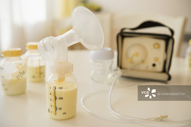 带奶瓶的吸奶器图片素材