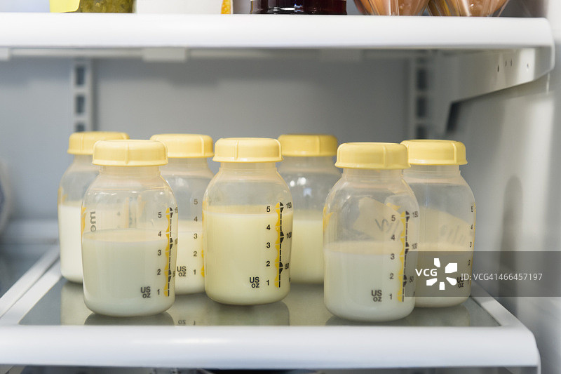 冰箱架子上的瓶装母乳图片素材