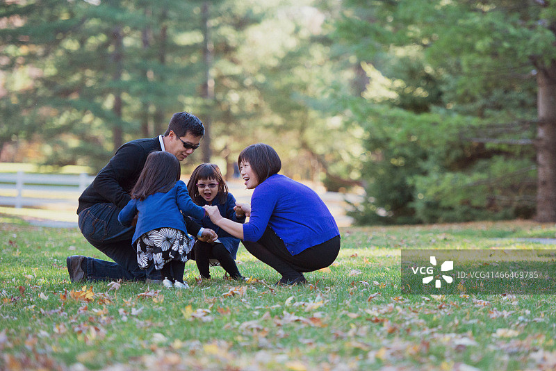 幸福家庭在公园里玩耍图片素材