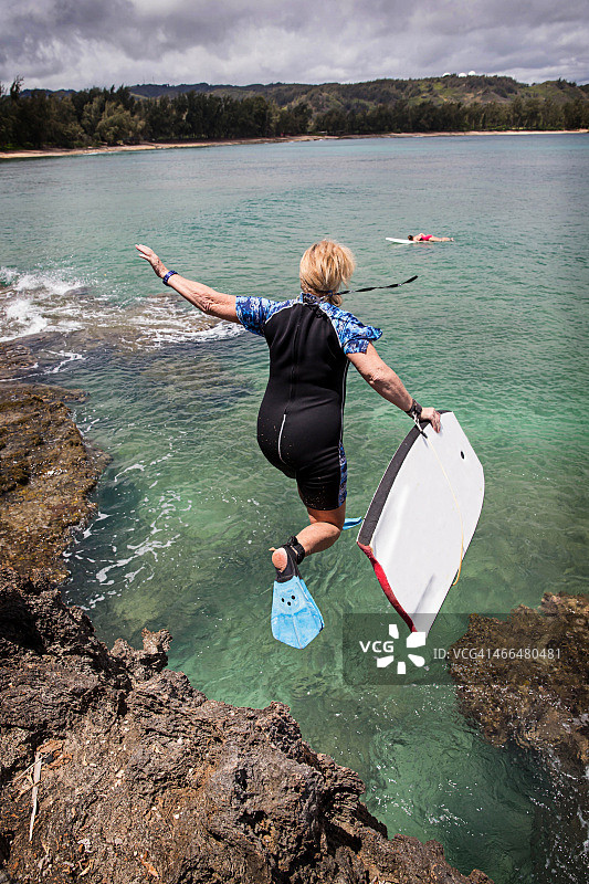 夏威夷：纵身跃入大海图片素材