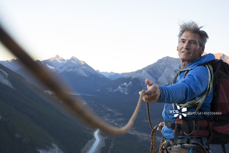登山者拉紧绳索帮助队友图片素材