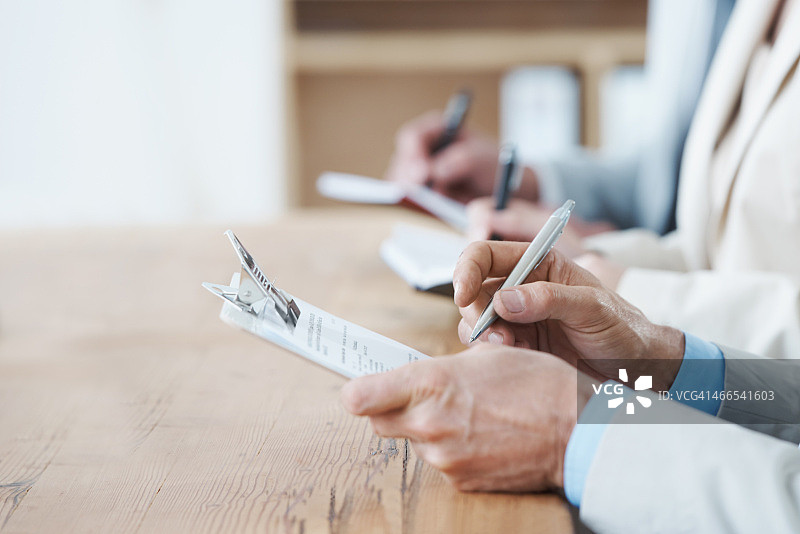 在年度股东大会上做笔记图片素材