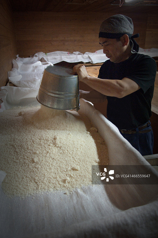 烧酒工匠，酿酒大师图片素材