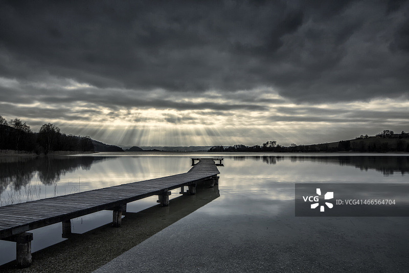 湖边的暮光宁静图片素材