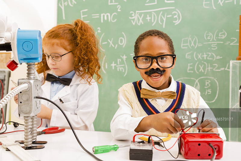 教育：在科学实验室制作机器人的儿童图片素材