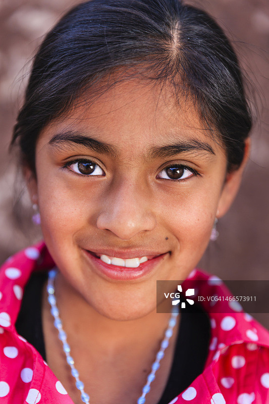 秘鲁圣谷皮萨克的美丽女孩肖像图片素材