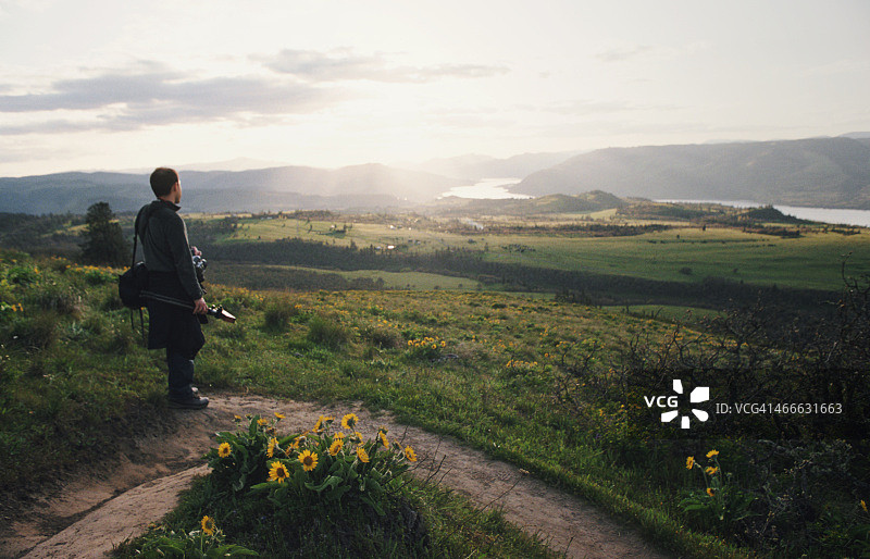 男人在野花田中观看日落图片素材