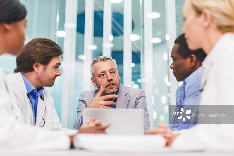 中年商人与医生们开会交谈图片素材