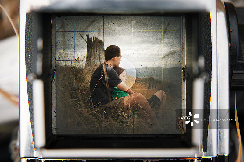 取景器中圣海伦斯的情侣图片素材