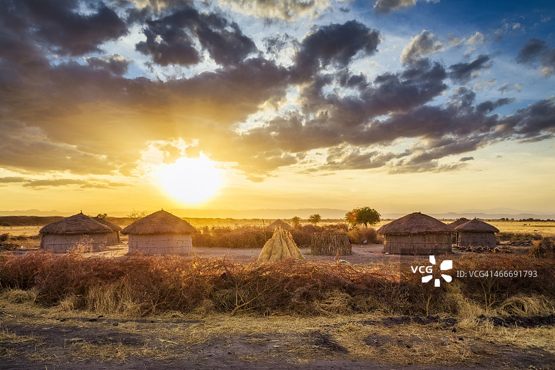 塔兰吉雷国家公园的马赛村落日景图片素材
