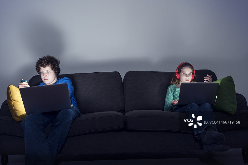 现代家庭生活：孩子们彼此忽视图片素材